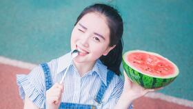 吃瓜娱乐微博图片带字,揭秘微博热议图片背后的故事！”